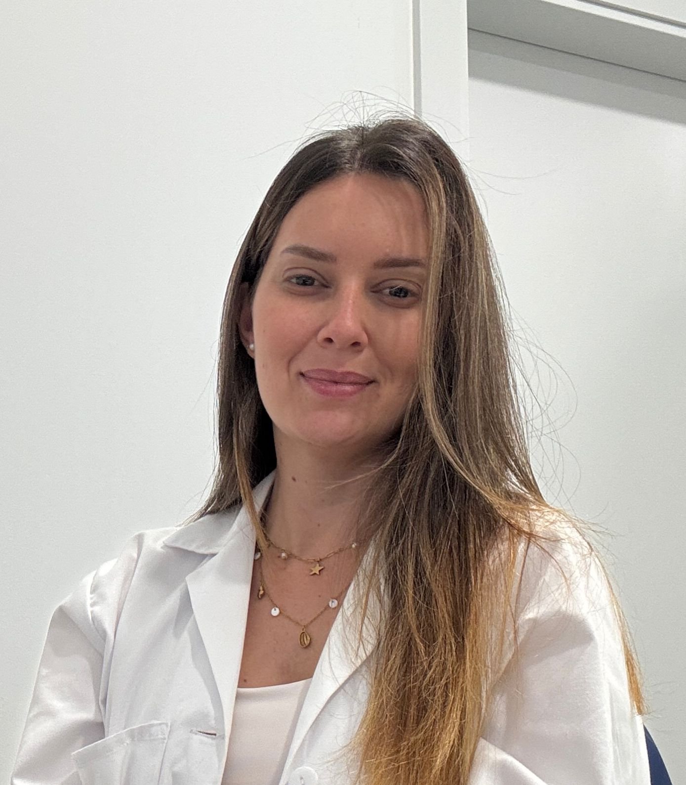 Dra. Katherine Verhooks de frente